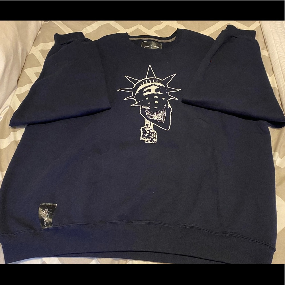 LIKE-NEW MENS STATUE OF LIBERTY SWEATSHIRT